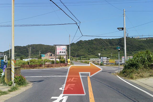 漁港入口の十字路を右折して下さい。船宿から停止線までは1.1kmです。