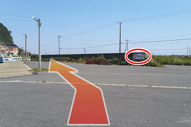 旧魚市場を通り過ぎると左前方に旧防波堤の切れた場所が見えます。「梅花丸」と書かれた看板が目印です。